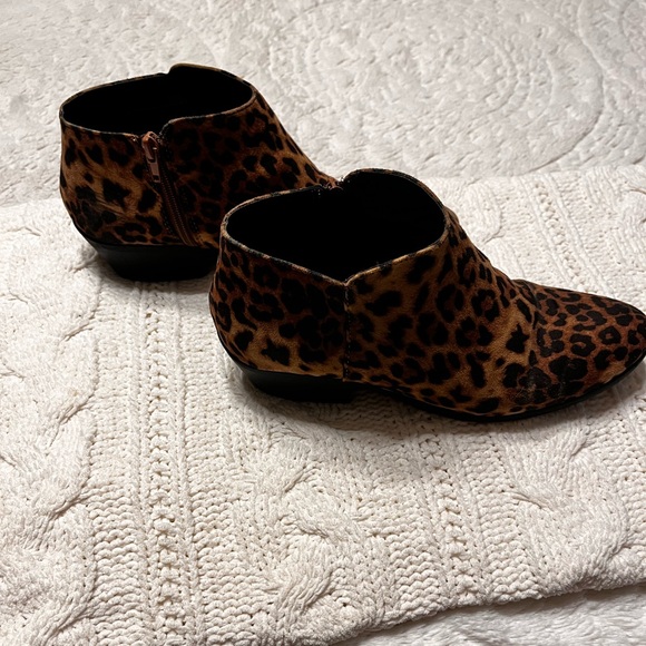 Cheetah Print Ankle Boots, Booties. Size 9 - Picture 5 of 6